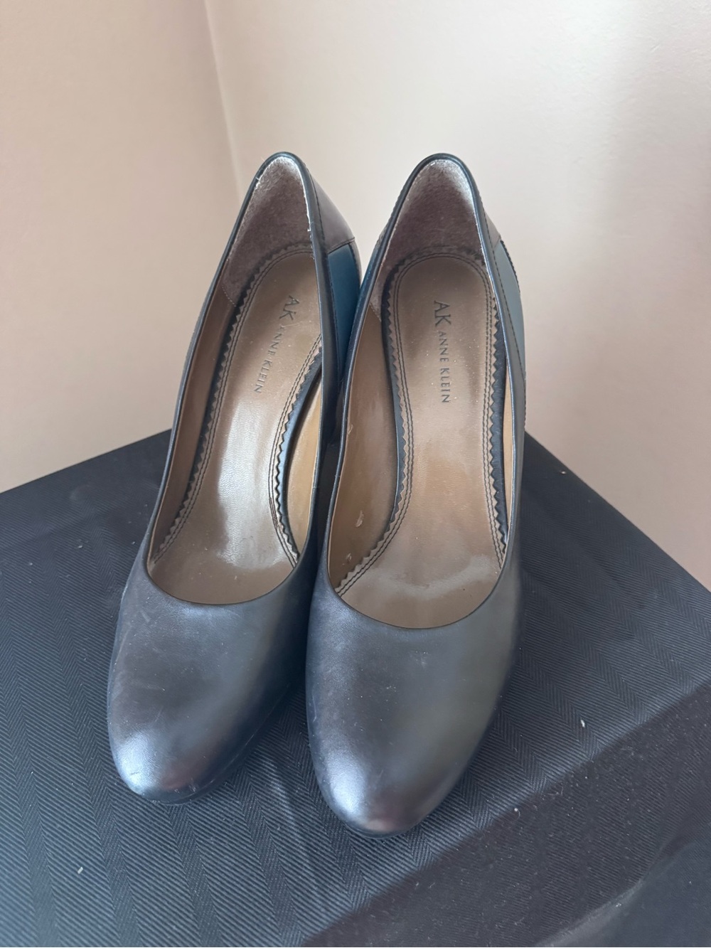 Anne Klein Black Rounded-Toe Leather Pumps